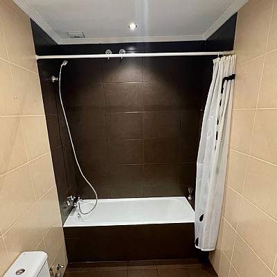 Piso de 3 hab y 1 baño con trastero y 2 plazas de garaje