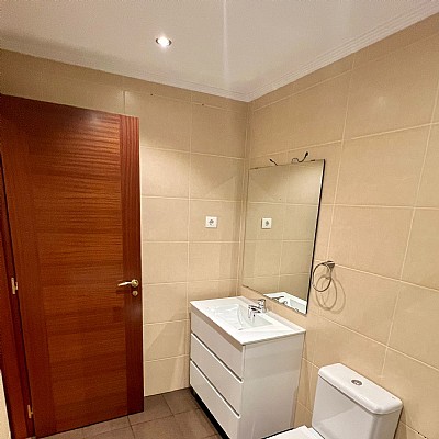 Piso de 3 hab y 1 baño con trastero y 2 plazas de garaje