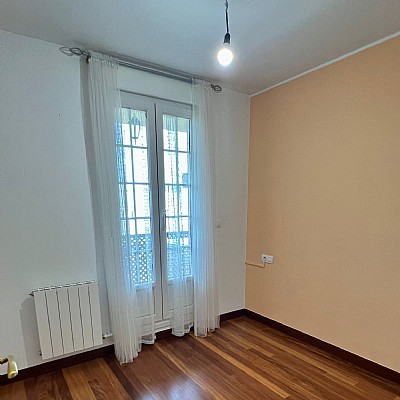 Piso de 3 hab y 1 baño con trastero y 2 plazas de garaje