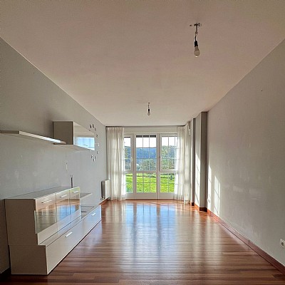 Piso de 3 hab y 1 baño con trastero y 2 plazas de garaje