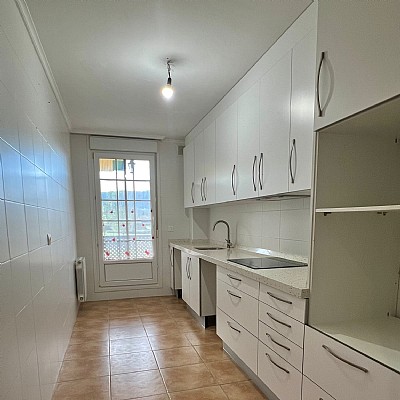 Piso de 3 hab y 1 baño con trastero y 2 plazas de garaje