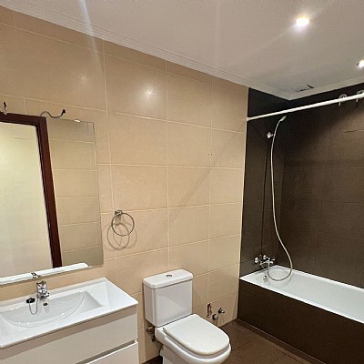 Piso de 3 hab y 1 baño con trastero y 2 plazas de garaje