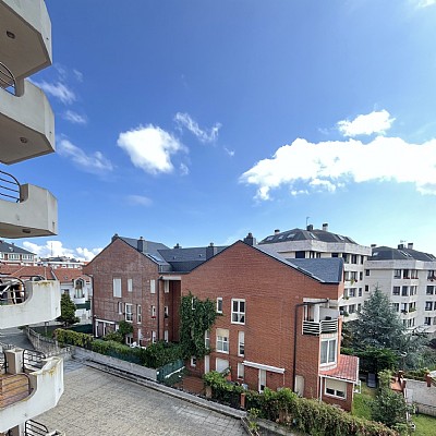 Piso de 3 hab y 2 baños con garaje y balcon en Valdenoja