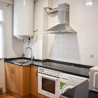 Alquiler TEMPORAL (hasta junio 2022). Piso amplio con 3 habitaciones dobles en centro de Santander