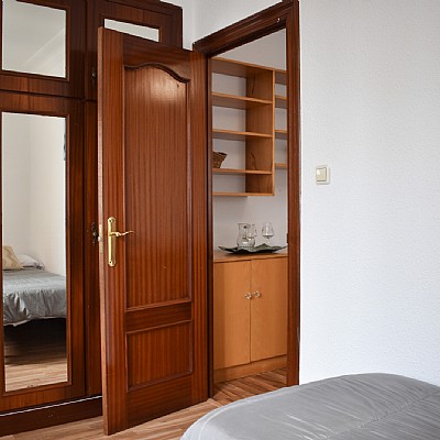 Alquiler TEMPORAL (hasta junio 2022). Piso amplio con 3 habitaciones dobles en centro de Santander