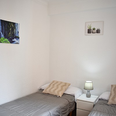 Alquiler TEMPORAL (hasta junio 2022). Piso amplio con 3 habitaciones dobles en centro de Santander