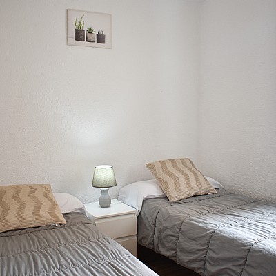 Alquiler TEMPORAL (hasta junio 2022). Piso amplio con 3 habitaciones dobles en centro de Santander