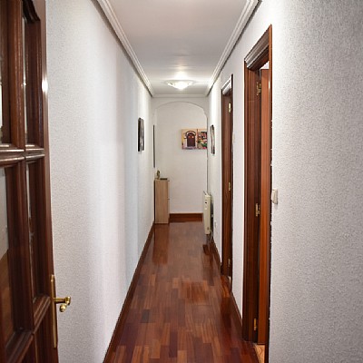 Alquiler TEMPORAL (hasta junio 2022). Piso amplio con 3 habitaciones dobles en centro de Santander