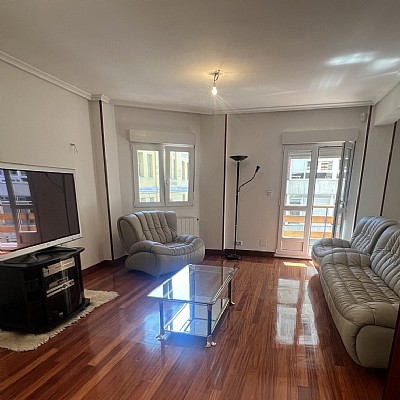Piso de 138 metros, con ascensor, 4 habitaciones dobles, salón con balcon y 2 baños con ventana en el centro de Santander. 