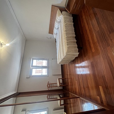 Piso de 138 metros, con ascensor, 4 habitaciones dobles, salón con balcon y 2 baños con ventana en el centro de Santander. 