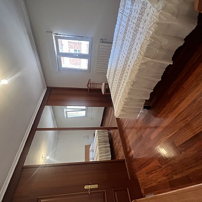 Piso de 138 metros, con ascensor, 4 habitaciones dobles, salón con balcon y 2 baños con ventana en el centro de Santander. 