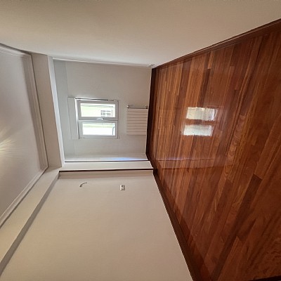 Piso de 138 metros, con ascensor, 4 habitaciones dobles, salón con balcon y 2 baños con ventana en el centro de Santander. 