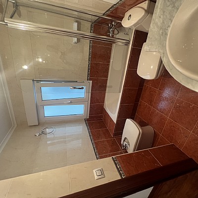 Piso de 138 metros, con ascensor, 4 habitaciones dobles, salón con balcon y 2 baños con ventana en el centro de Santander. 
