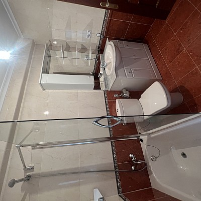 Piso de 138 metros, con ascensor, 4 habitaciones dobles, salón con balcon y 2 baños con ventana en el centro de Santander. 