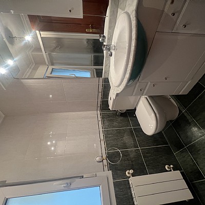 Piso de 138 metros, con ascensor, 4 habitaciones dobles, salón con balcon y 2 baños con ventana en el centro de Santander. 
