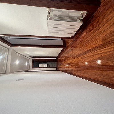 Piso de 138 metros, con ascensor, 4 habitaciones dobles, salón con balcon y 2 baños con ventana en el centro de Santander. 