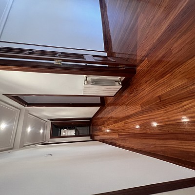 Piso de 138 metros, con ascensor, 4 habitaciones dobles, salón con balcon y 2 baños con ventana en el centro de Santander. 