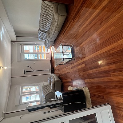 Piso de 138 metros, con ascensor, 4 habitaciones dobles, salón con balcon y 2 baños con ventana en el centro de Santander. 
