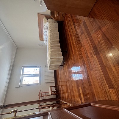 Piso de 138 metros, con ascensor, 4 habitaciones dobles, salón con balcon y 2 baños con ventana en el centro de Santander. 