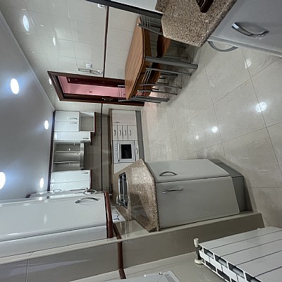 Piso de 138 metros, con ascensor, 4 habitaciones dobles, salón con balcon y 2 baños con ventana en el centro de Santander. 