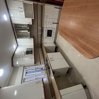 Piso de 138 metros, con ascensor, 4 habitaciones dobles, salón con balcon y 2 baños con ventana en el centro de Santander. 
