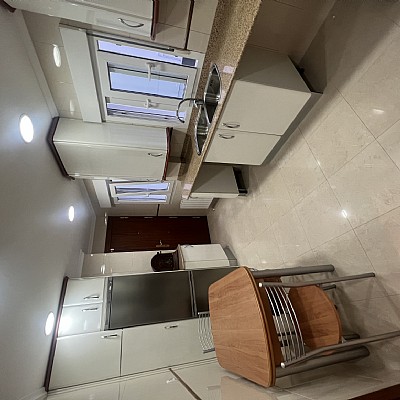 Piso de 138 metros, con ascensor, 4 habitaciones dobles, salón con balcon y 2 baños con ventana en el centro de Santander. 