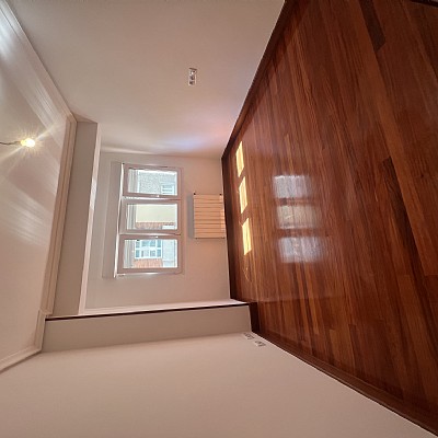 Piso de 138 metros, con ascensor, 4 habitaciones dobles, salón con balcon y 2 baños con ventana en el centro de Santander. 