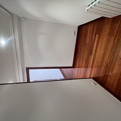 Piso de 138 metros, con ascensor, 4 habitaciones dobles, salón con balcon y 2 baños con ventana en el centro de Santander. 