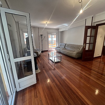 Piso de 138 metros, con ascensor, 4 habitaciones dobles, salón con balcon y 2 baños con ventana en el centro de Santander. 