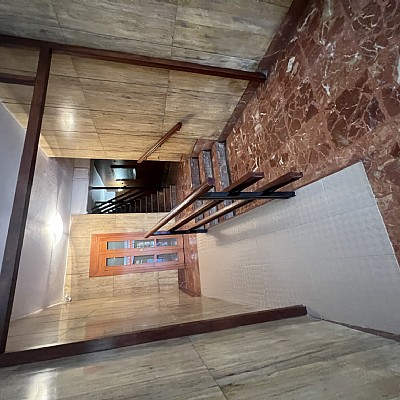 Piso de 138 metros, con ascensor, 4 habitaciones dobles, salón con balcon y 2 baños con ventana en el centro de Santander. 