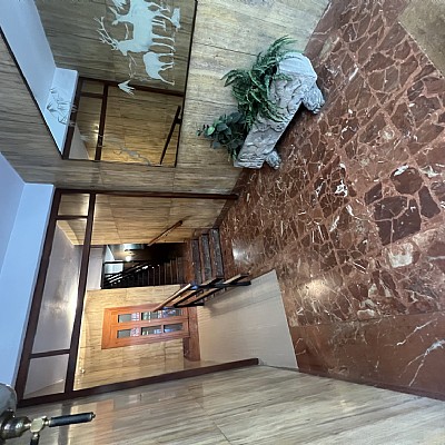 Piso de 138 metros, con ascensor, 4 habitaciones dobles, salón con balcon y 2 baños con ventana en el centro de Santander. 