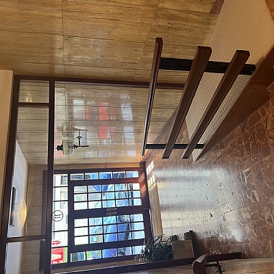 Piso de 138 metros, con ascensor, 4 habitaciones dobles, salón con balcon y 2 baños con ventana en el centro de Santander. 