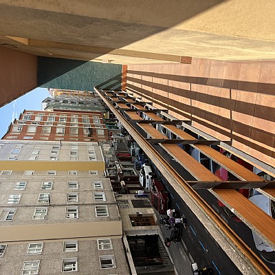 Piso de 138 metros, con ascensor, 4 habitaciones dobles, salón con balcon y 2 baños con ventana en el centro de Santander. 