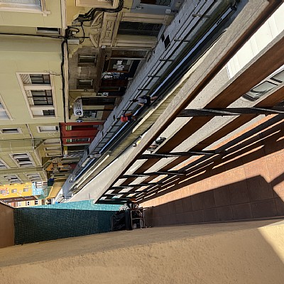 Piso de 138 metros, con ascensor, 4 habitaciones dobles, salón con balcon y 2 baños con ventana en el centro de Santander. 