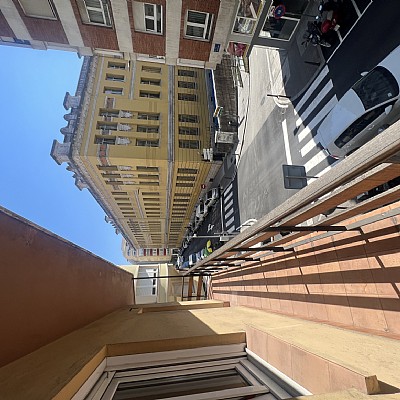 Piso de 138 metros, con ascensor, 4 habitaciones dobles, salón con balcon y 2 baños con ventana en el centro de Santander. 