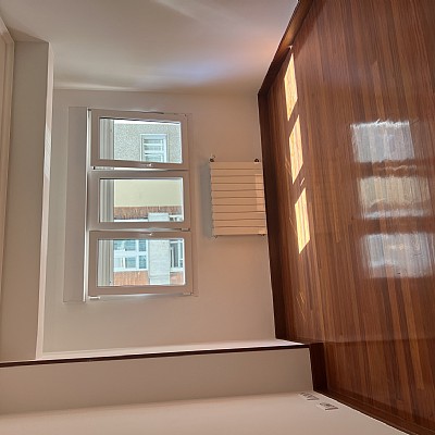 Piso de 138 metros, con ascensor, 4 habitaciones dobles, salón con balcon y 2 baños con ventana en el centro de Santander. 