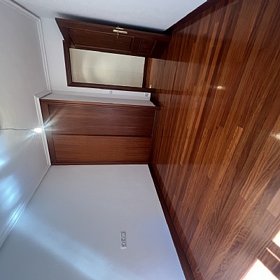 Piso de 138 metros, con ascensor, 4 habitaciones dobles, salón con balcon y 2 baños con ventana en el centro de Santander. 