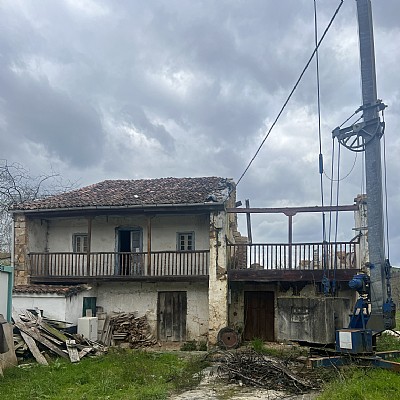 Conjunto de 2 chalets pareados con proyecto visado y licencia para reformar y con parcela de 2000 metros en plena naturaleza