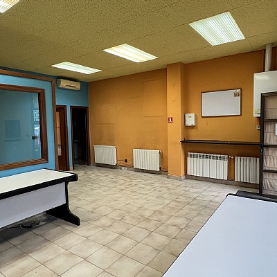 Amplio local en Torrelavega