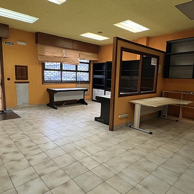 Amplio local en Torrelavega