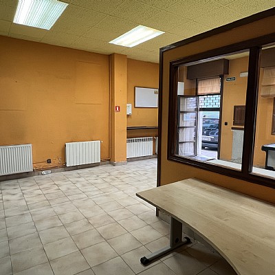 Amplio local en Torrelavega