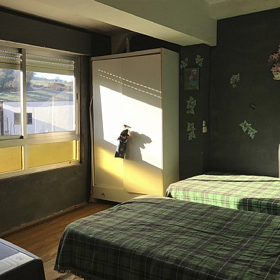 Estupenda casa al sur con terreno, garaje y muchas posibilidades