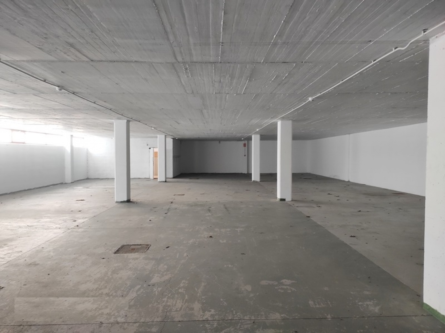 MODERNA NAVE EN BARROS