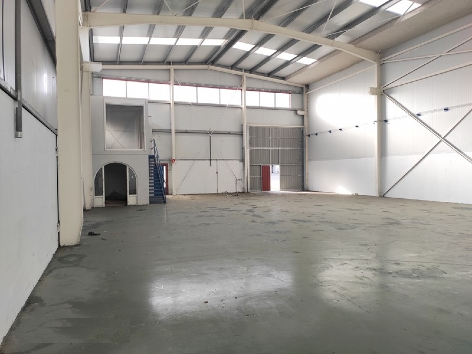 MODERNA NAVE EN BARROS