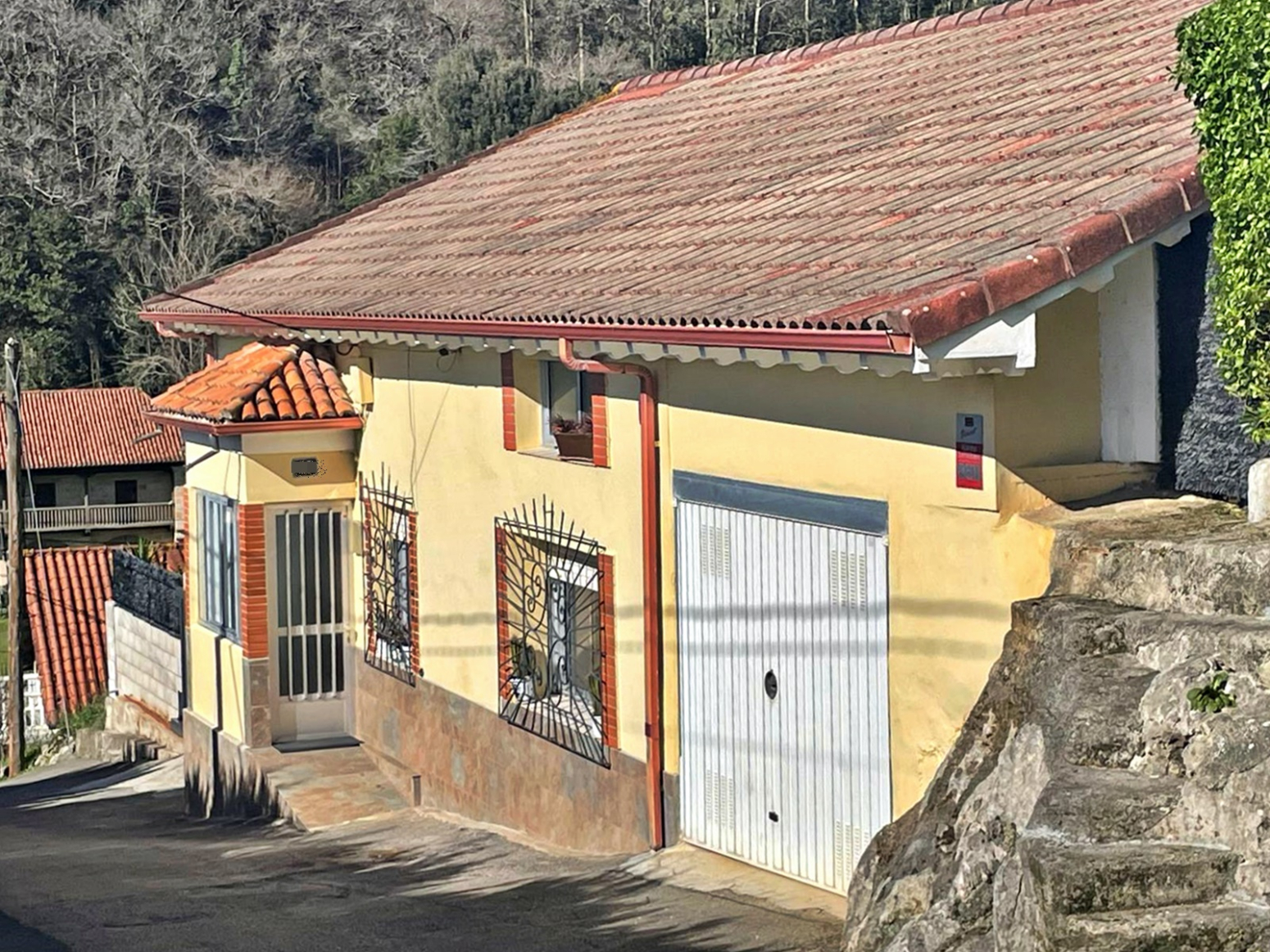 Casa independiente con finca urbana de 5.000 m² y posibilidad de segunda vivienda en Puente Arce