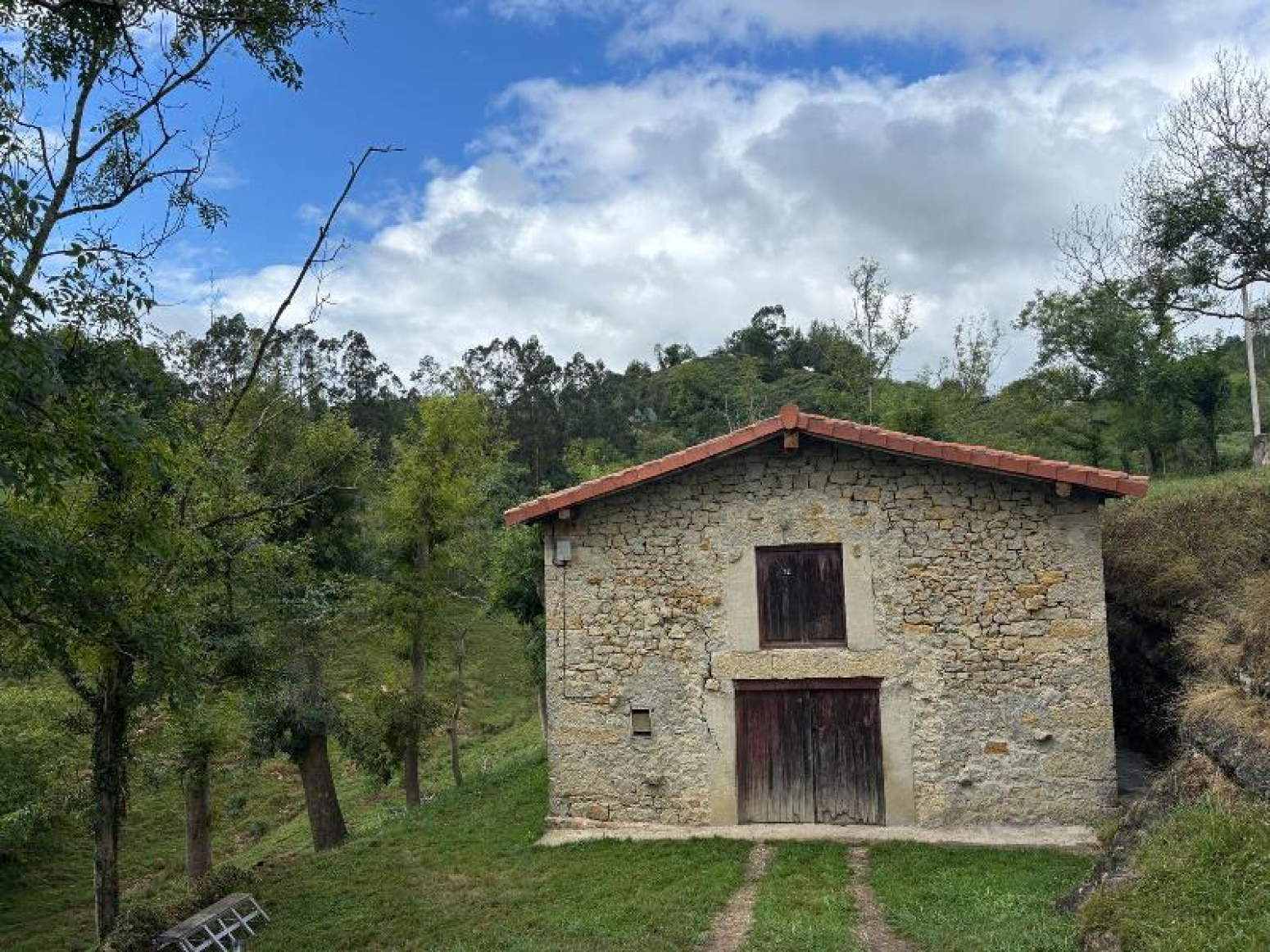SE VENDE CABAÑA CON TERRENO EN VALDALIGA (CANTABRIA)