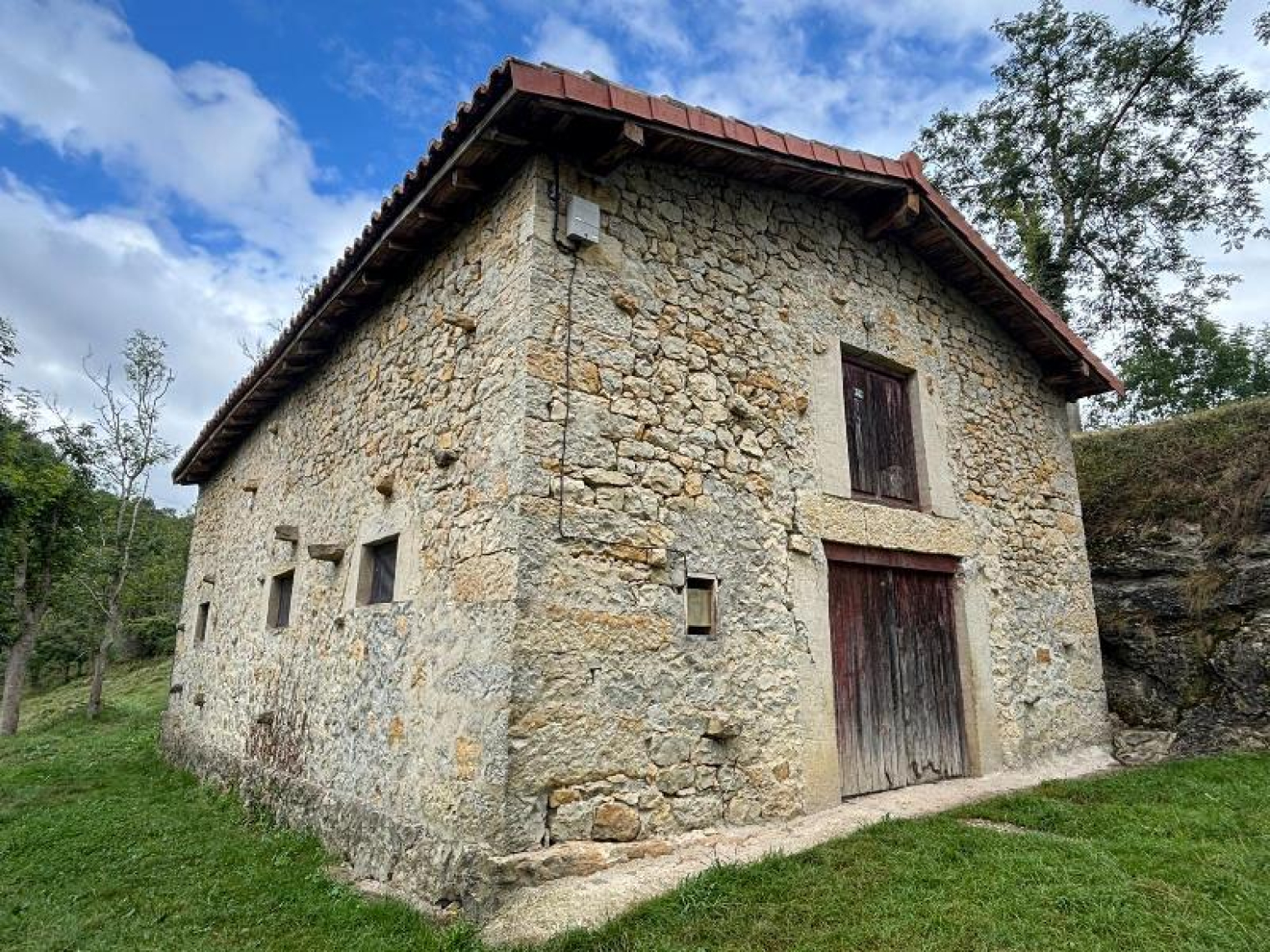 SE VENDE CABAÑA CON TERRENO EN VALDALIGA (CANTABRIA)
