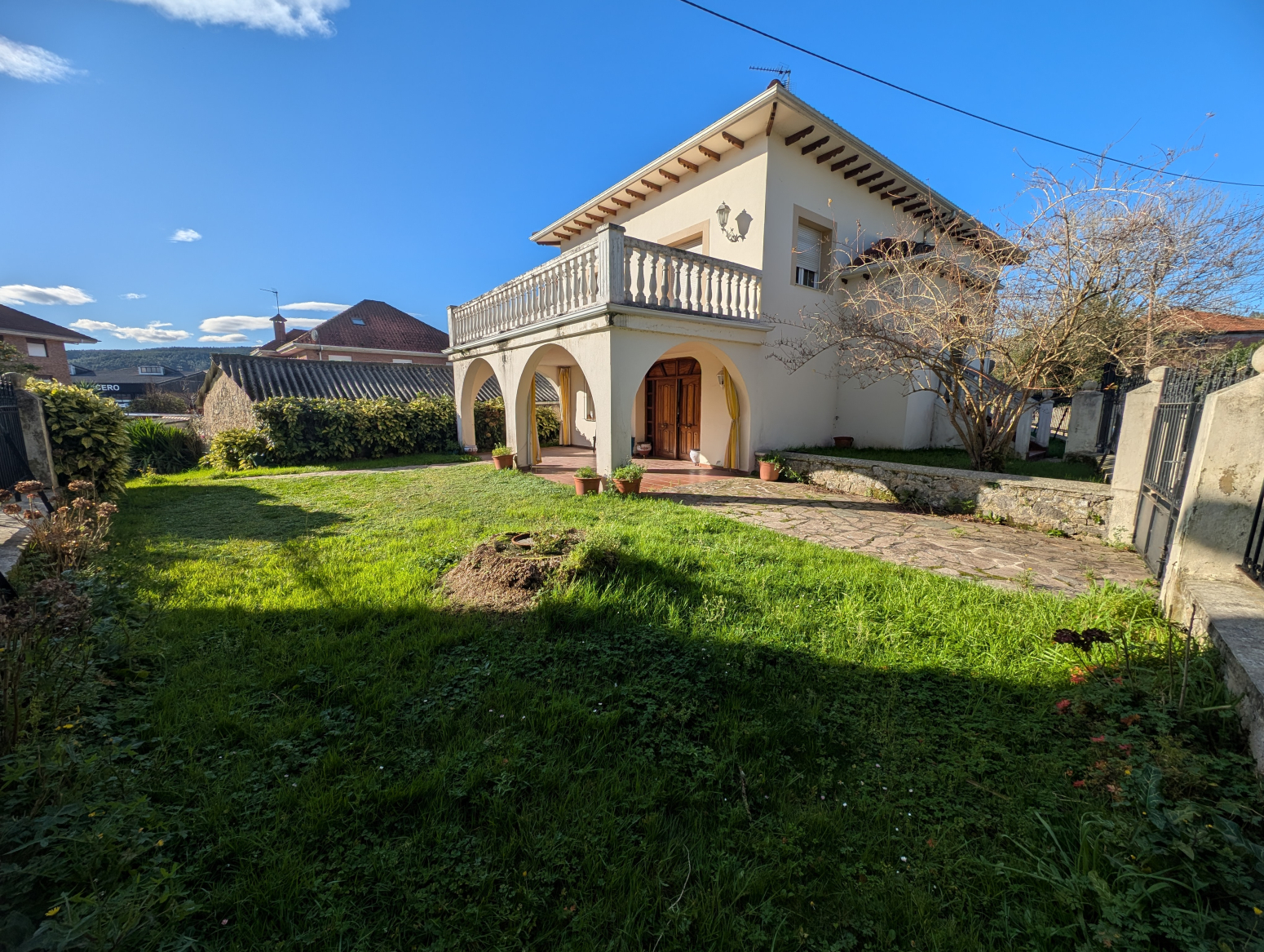 Casa individual de gran tamaño con parcela llana de 900 m² en el centro de Cicero