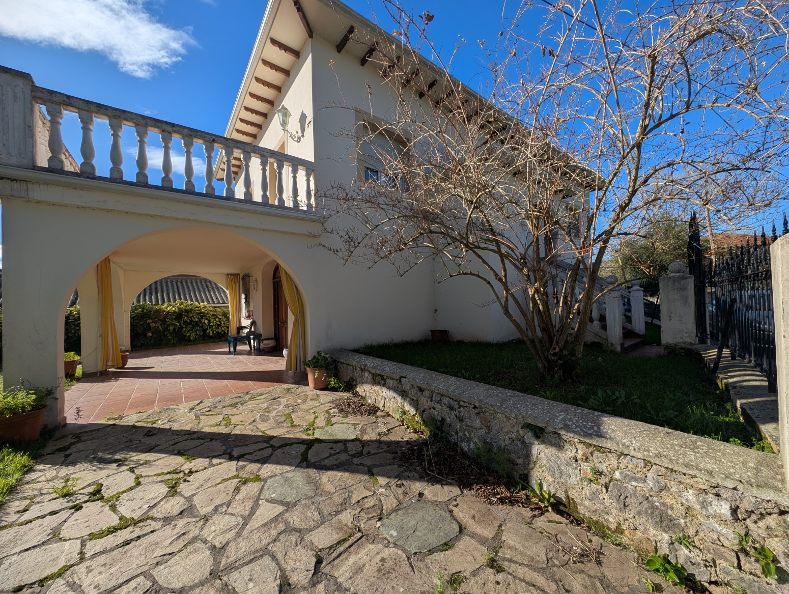 Casa individual de gran tamaño con parcela llana de 900 m² en el centro de Cicero