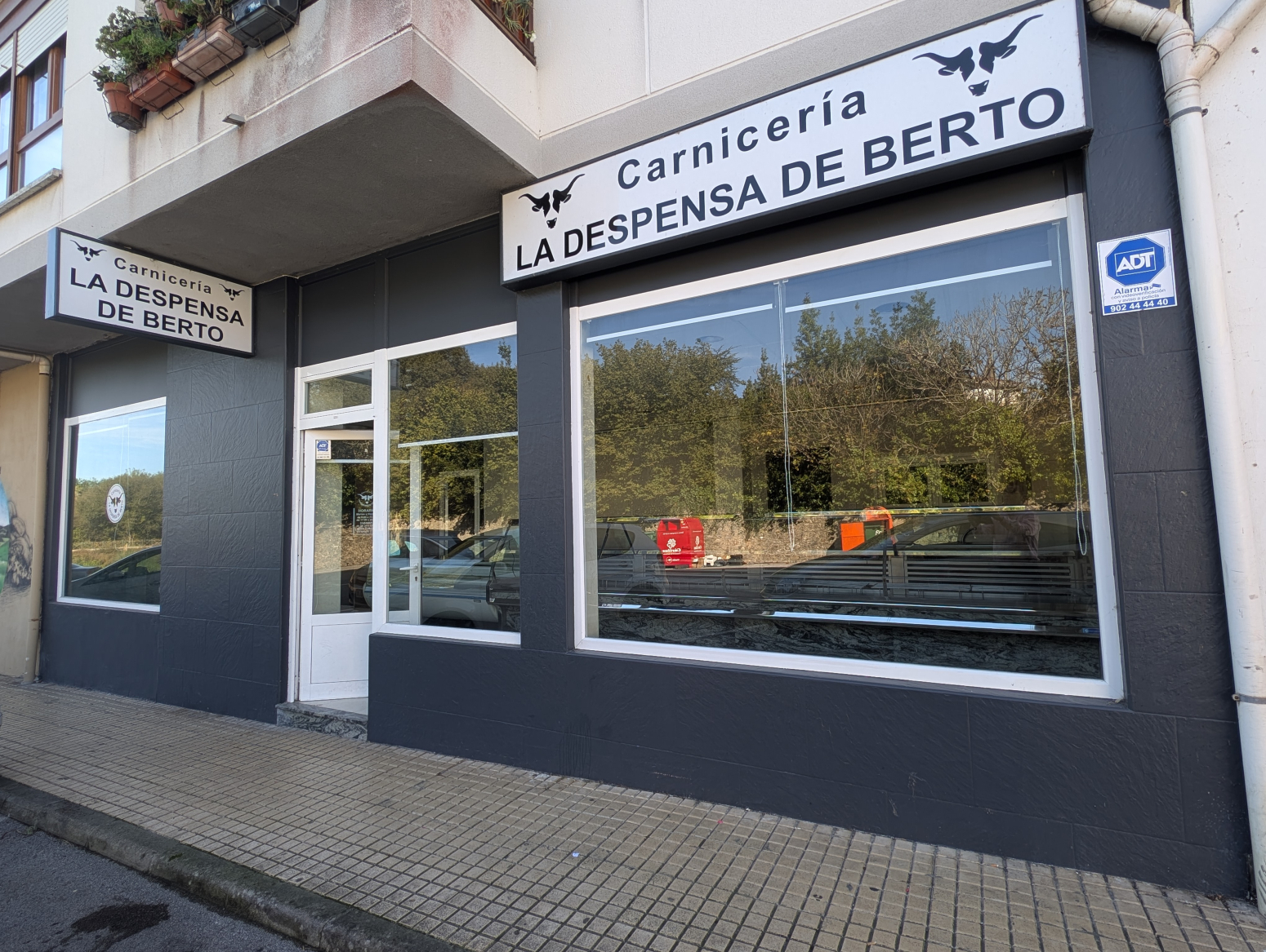 Local de 82 m² con amplia fachada en zona transitada de Cicero, ideal para cualquier tipo de negocio.